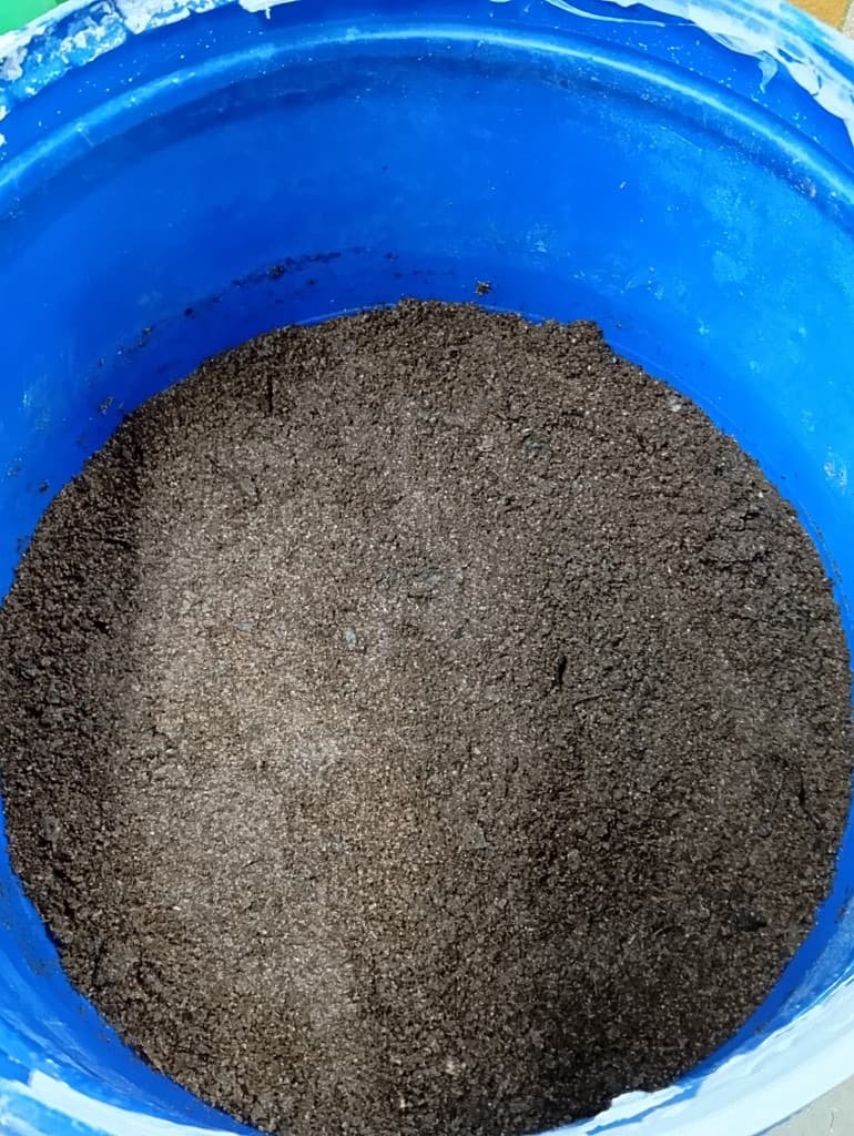 Preparat cu microorganisme — materie organică în găleată
